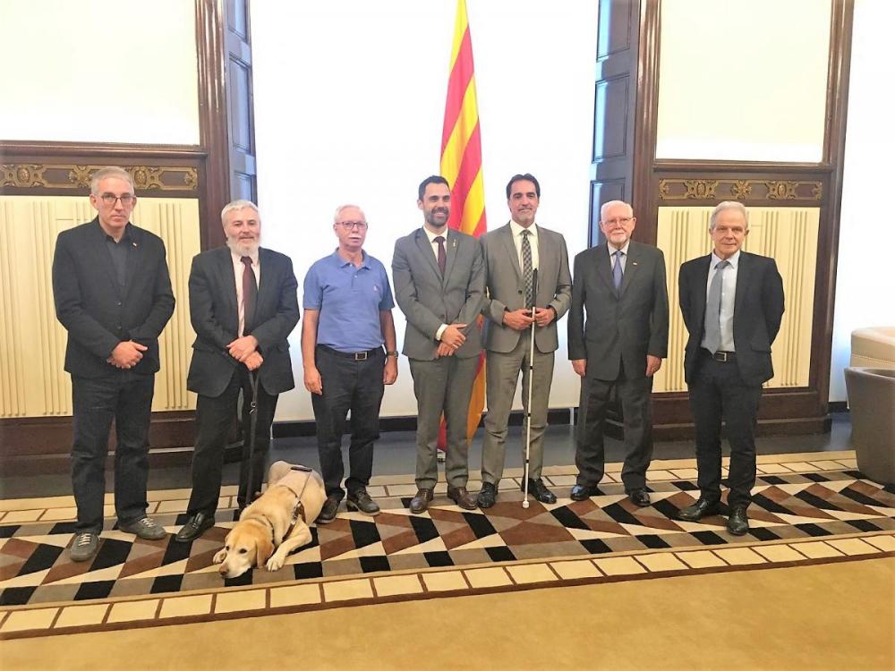 Han participat a la reunió Francesc Roig, president de Càritas Catalunya; Antoni Aguilera, president de Creu Roja a Catalunya i Josep Quitet, vicepresident de la Creu Roja a Catalunya i Enric Morist, coordinador de Creu Roja Catalunya, així com Enric Botí, president de l’ONCE a Catalunya i Xavier Grau, delegat de l’ONCE Catalunya, conjuntament amb el president del Parlament de Catalunya, Roger Torrent.