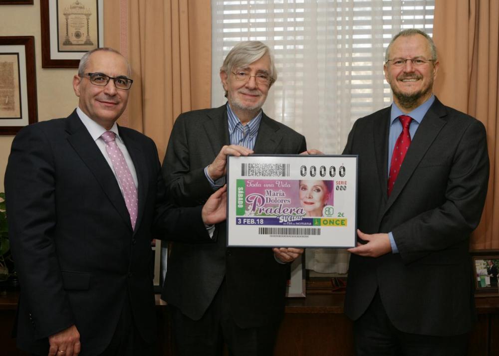 Francisco Arroyo, Fernando Fernán-Gómez, hijo de María Dolores Pradera, y Patricio Cárceles, con una lámina enmarcada del cupón dedicado a María Dolores Pradera.