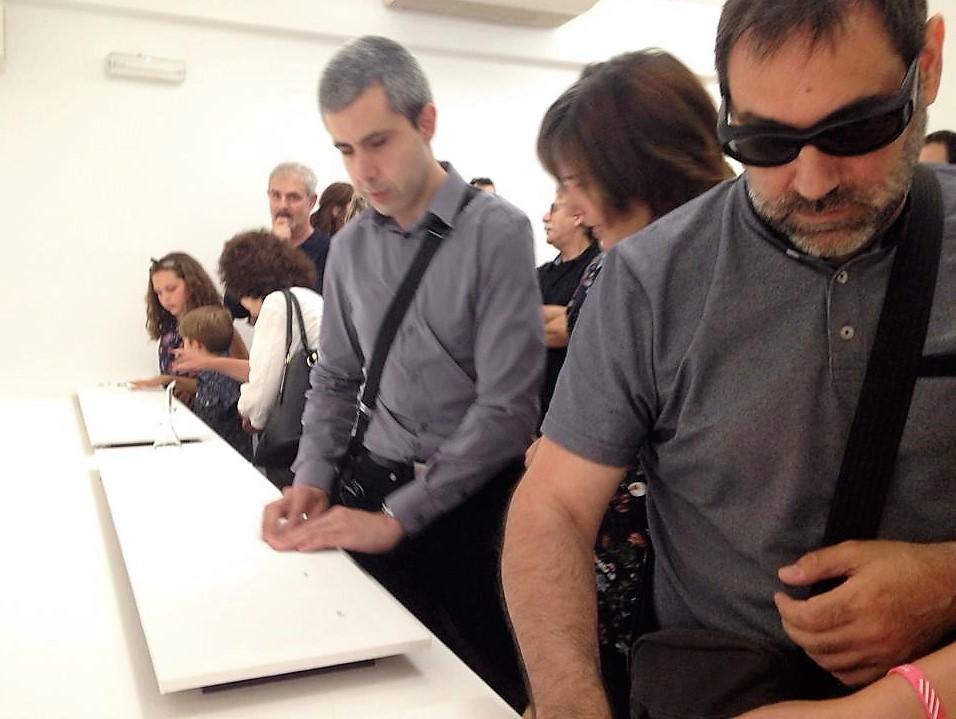 Un grup d'afiliats, entre ells el director d'ONCE a Girona, Fran Rodríguez, a la inauguració de la mostra.
