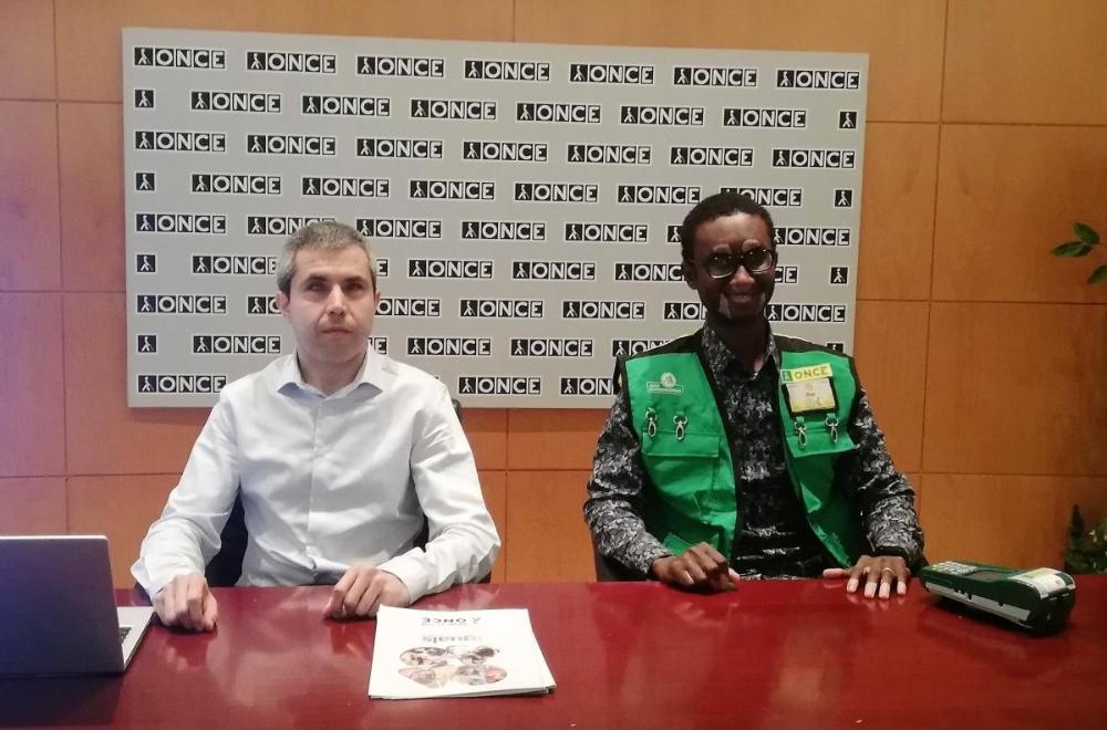 A Girona.- Fran Rodríguez, director de l’agència de l’ONCE a Girona  i el venedor Mohamadou Moutarou.