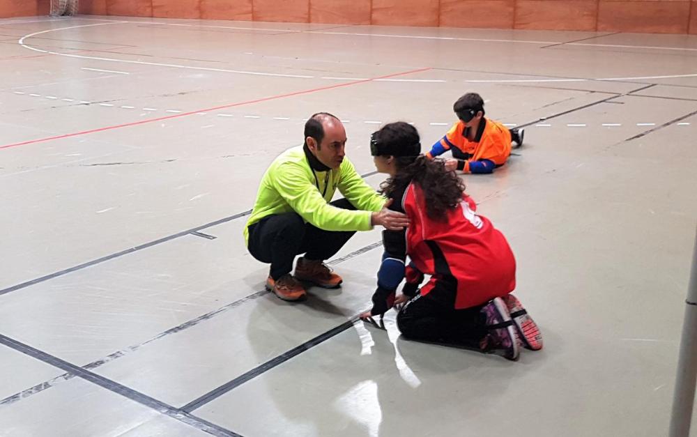 UIn monitor assessora a una de les jugadores.