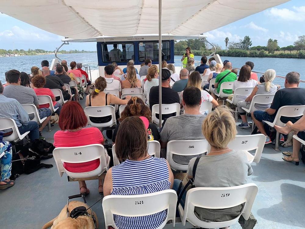 Durant el  trajecte, d’una durada d’uns quaranta-cinc minuts i acompanyats per un guia, els afiliats a l’ONCE i els seus gossos van descobrir els punts clau dels últims quilòmetres del riu Ebre..