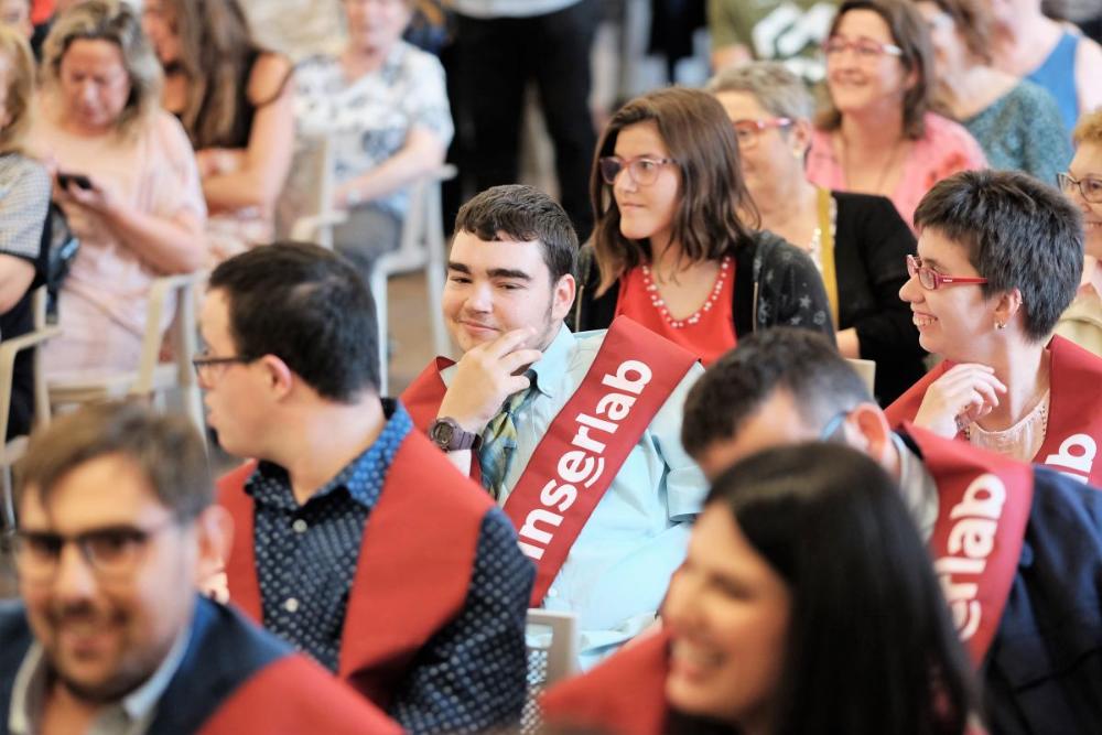 Una quinzena d'alumnes amb discapacitat intel·lectual s'han graduat per la Universitat Rovira i Virgili en un curs de capacitació per a l'ocupació, ja en marxa gràcies a un programa finançat per Fundació ONCE en col·laboració amb el Fons Social Europeu (FSE) per millorar la inserció laboral dels joves amb aquest tipus de discapacitat.