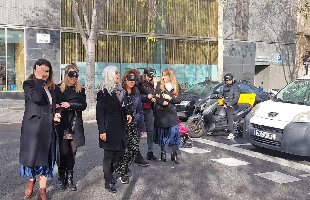 Al carrer, van posar en pràctica la teoria rebuda sobre la tècnica guia. Ho van fer per parelles