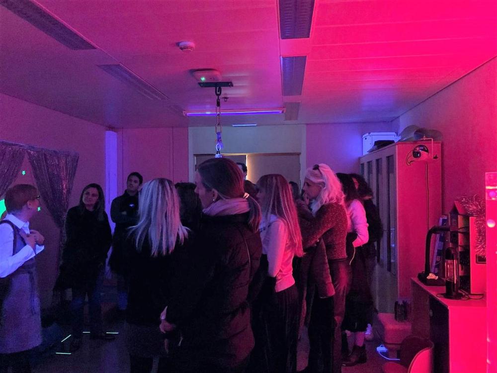 El grup del GSMA, a l'aula d'estimulació sensorial del CRE.