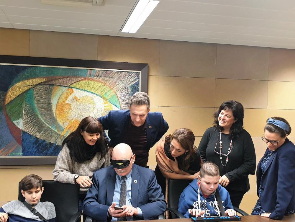 Per aquesta experiència Hoffmann  es va atrevir a tapar-se els ulls amb un antifaç per estar en igualtat de condicions que els seus companys. Va ser un dia d’escola molt especial.