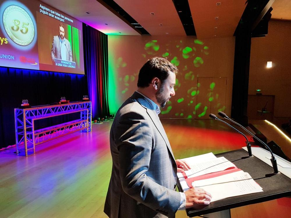 Francesc Iglesies, a l'escenari, en el moment del seu parlament.