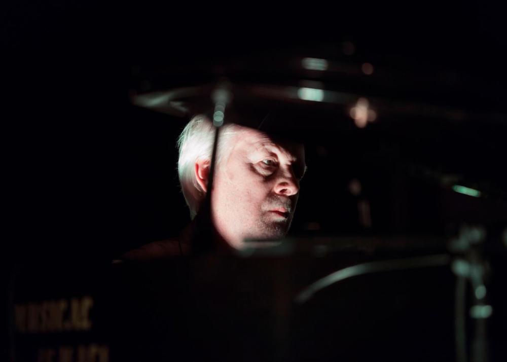 Ignasi Terraza va néixer a Barcelona el 1962, va quedar cec als nou anys i al poc temps descobreix el piano. 