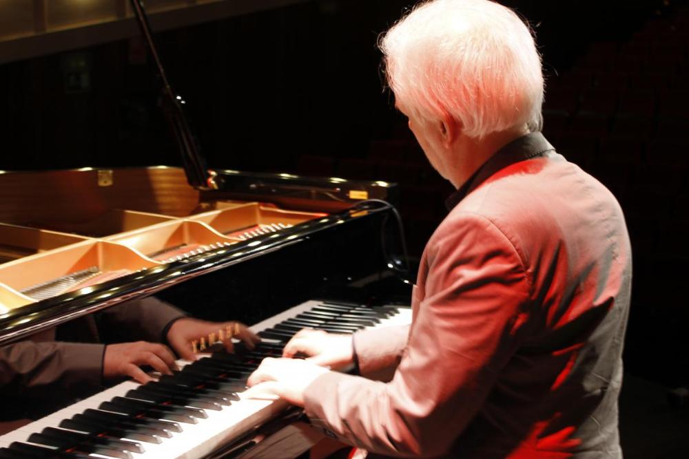 Ignasi Terraza tocant el piano.