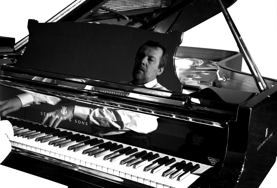 ignasi_terraza_tocando_el_piano.jpg