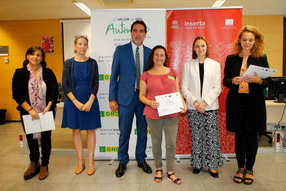 L’acte va comptar amb la participació d'Enric Botí, delegat territorial de l'ONCE a Catalunya; María de la Sierra López, vicepresidenta segona del Consell Territorial; Inmaculada Palencia, tècnic de la Direcció de Formació i Ocupació, Operacions i Transformació de Fundació ONCE; Núria Sanz, membre de la direcció regional de Inserta Empleo a Catalunya; Vanessa López, directora de zona de la Fundación Quiero Trabajo, i representants de les alumnes.
