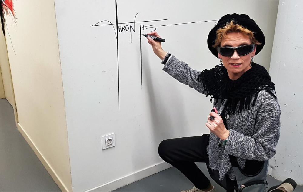 Kelly Arrontes tou just acabr de fer la signatura artística de l'obra.
