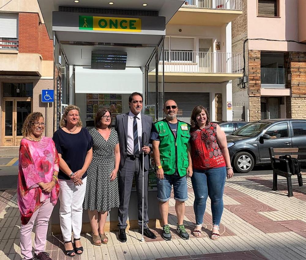 Camí Mendoza, alcaldessa de Cambrils; Marta Borras, regidora de Turisme; Hélène Arcelin, regidora de Benestar, Drets Socials i Salut; Enric Botí, delegat territorial de l’ONCE a Catalunya; Arantxa Vallespí, directora de l’agència de l’ONCE a Reus i el venedor dels productes de joc responsable de l’Organització, Josep Rovira., amb el nou quiosc a Cambrils