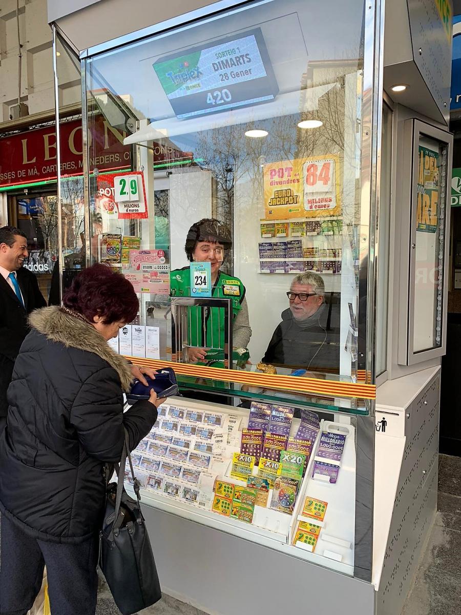 L'alcalde de Cornellà de Llobregat, Antoni Balmón, dins del nou quiosc de l'ONCE.