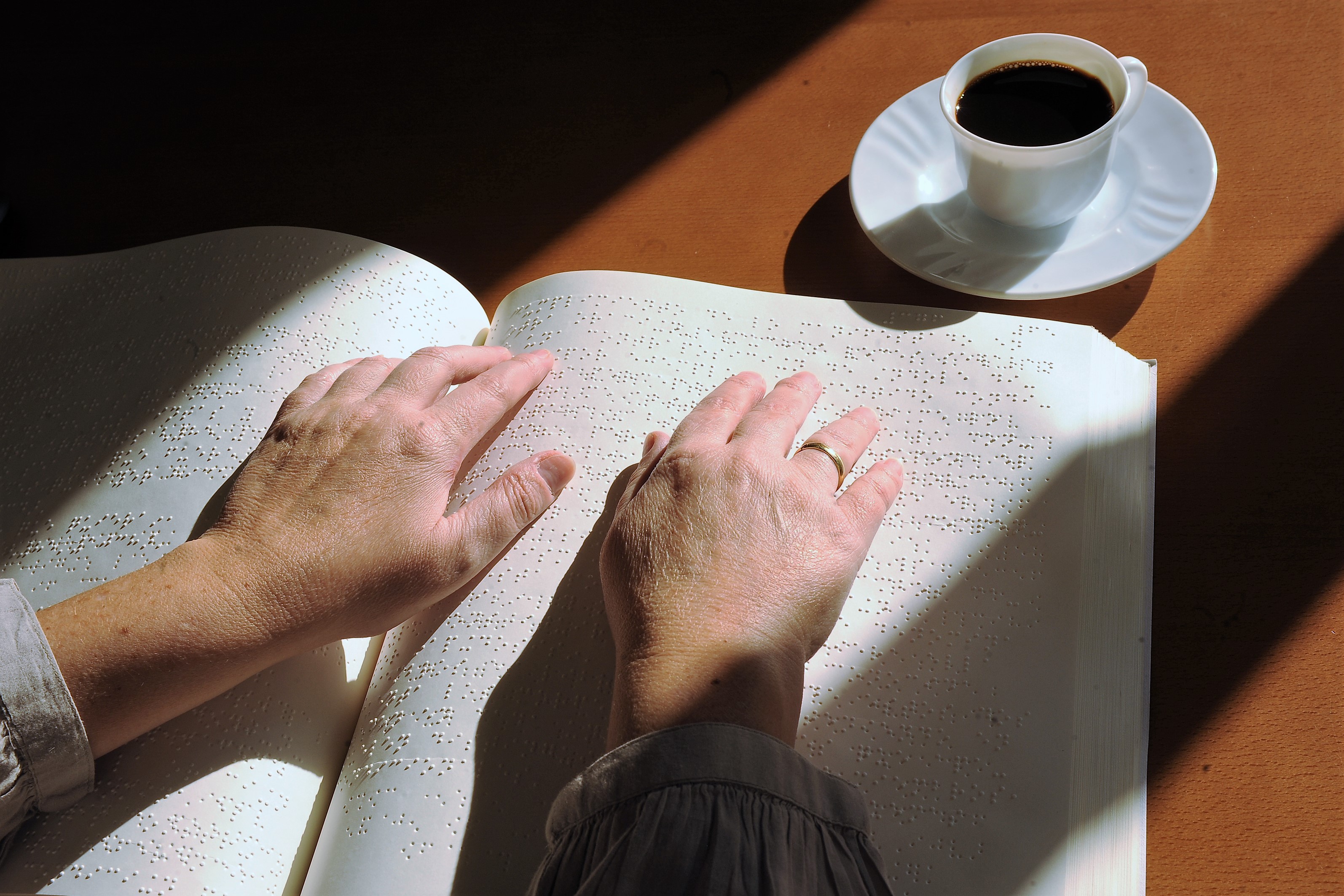 lectura_de_un_libro_en_braille.jpg