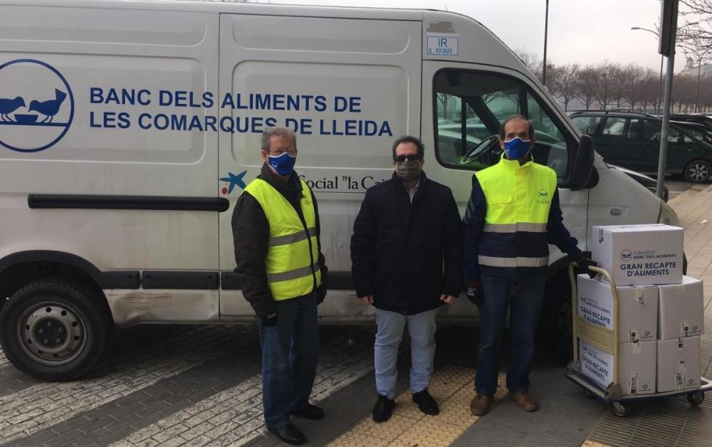 A Lleida, Marcelino Cid, director de l’agència de l’ONCE a Lleida, va fer l’entrega a Oriol Berenguer, director del Banc dels Aliments a Lleida, dels 250 quilos d’aliments recollits a l’agència de l’ONCE a Lleida.