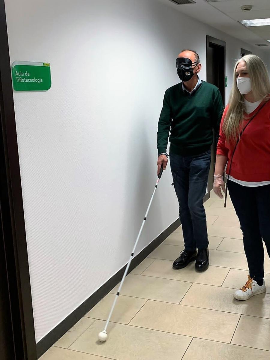 Miquel Pueyo, alcalde de Lleida ha tingut l’experiència, per un dia, de posar-se a la pell d’una persona cega amb les indicacions de Mayka Cruz, Tècnica de Rehabilitació de l’ONCE a Lleida.
