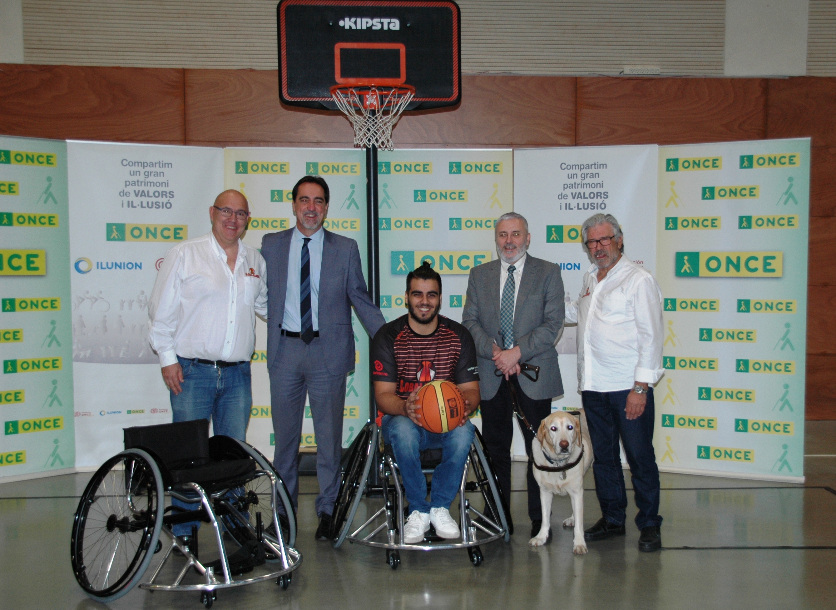 lliurament_cadires_a_club_esportiu_gobal_basket_uab.jpg