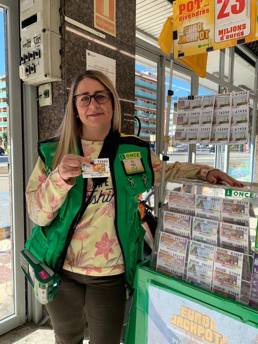 La venedora Mª Victoria González en el seu quiosc de Lloret de Mar.