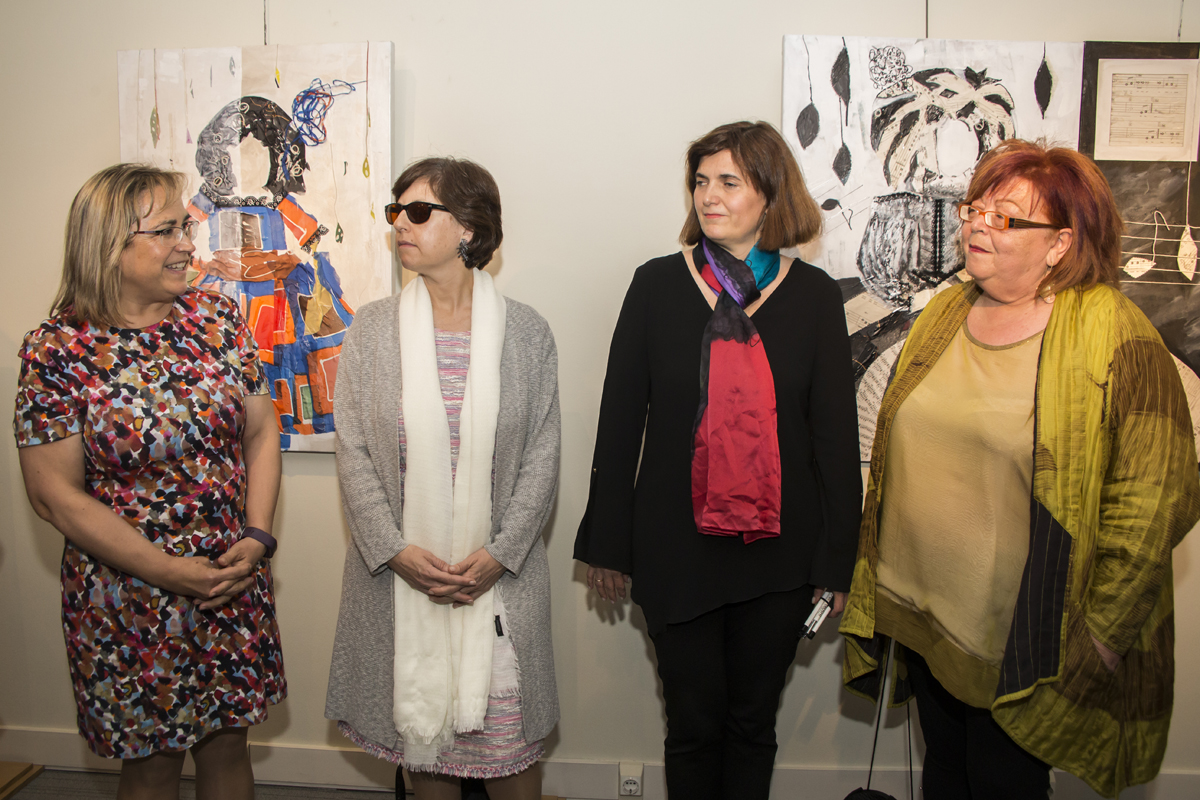 luz_galvan_a_la_derecha_de_la_imagen_juto_a_miembros_de_la_once_durante_la_inauguracion_de_su_exposicion_en_el_museo_tiflologico.jpg