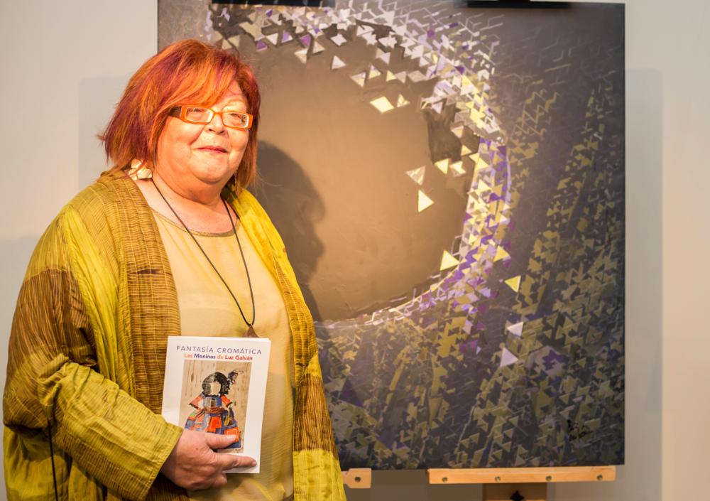 Luz Galván, ante una de sus obras.
