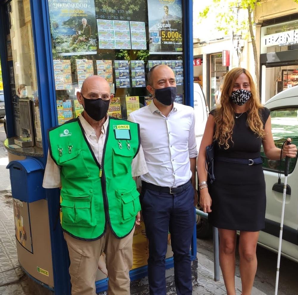 A Manresa, no s'ho va perdre l’alcalde, Marc Aloy. Va ser al quiosc de l’ONCE situat al carrer Guimerà, núm. 52, del venedor de l’ONCE Nicolás Argüelles. Amb la directora de l’agència de l’ONCE a Manresa, Maite Siles.