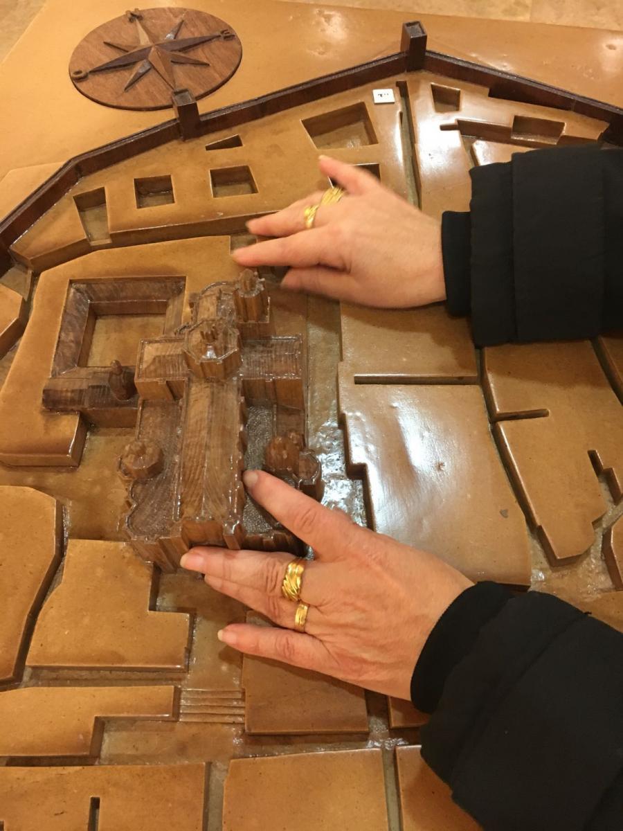 El passat 20 de febrer es va presentar la nova maqueta de la Tàrraco romana adaptada per a persones amb discapacitat visual que s’ha instal•lat a l’Espai Turisme.