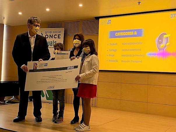 Manel Eiximeno, director del CRE, amb representants dels alumnes i mestra de l'Escola de Maspujols.