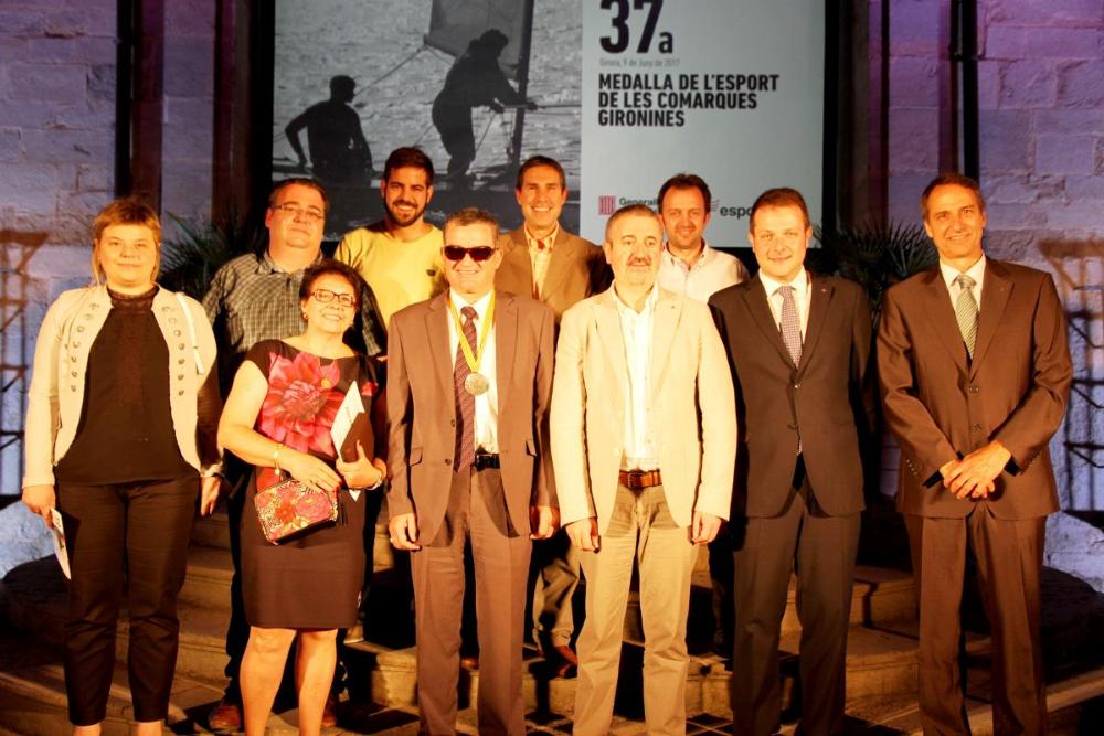 El nostre company Josep Maria Juanola i Conill, adscrit a l'agencia de l'ONCE de Figueres, va ser jugador de futbol fins als 29 anys. A la foto, al centre, amb la resta de premiats.