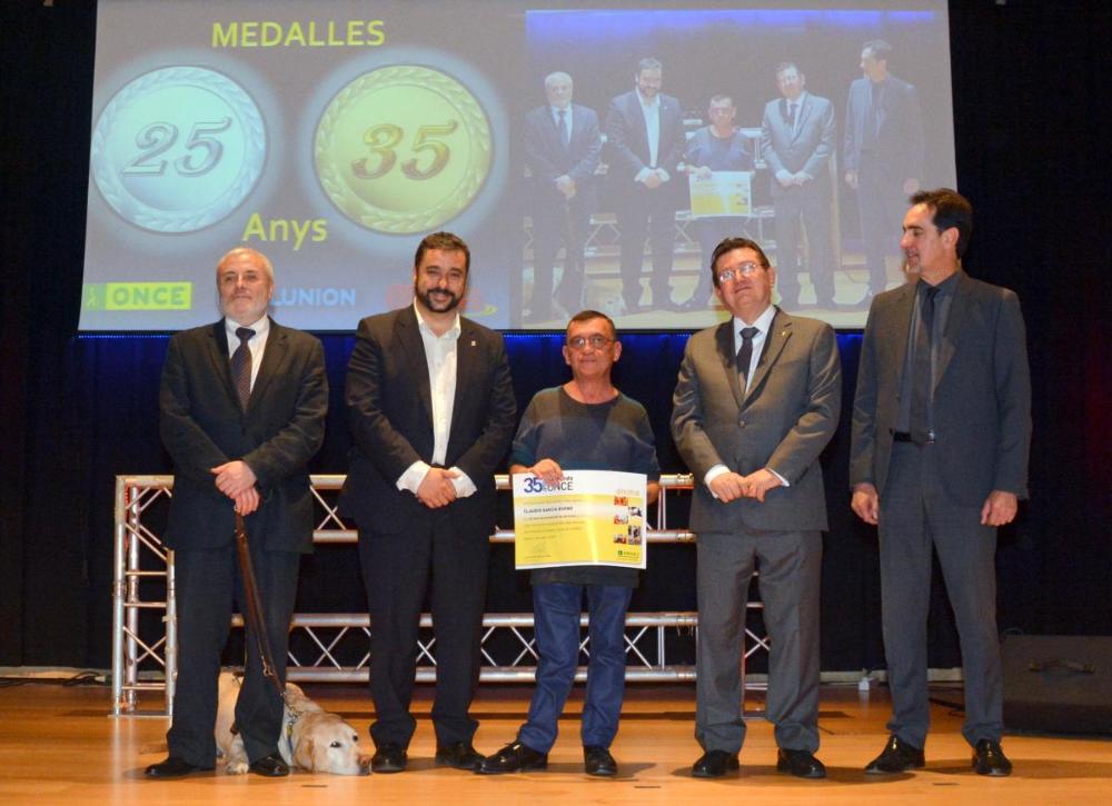 Claudio García, un dels gairebé 3.000 venedors dels productes de l’Organització, va ser la veu dels seus companys de 35 anys. Tota la seva  vida laboral ha estat com a venedor i, el més curiós, sempre al mateix quiosc al barri de La Bordeta.