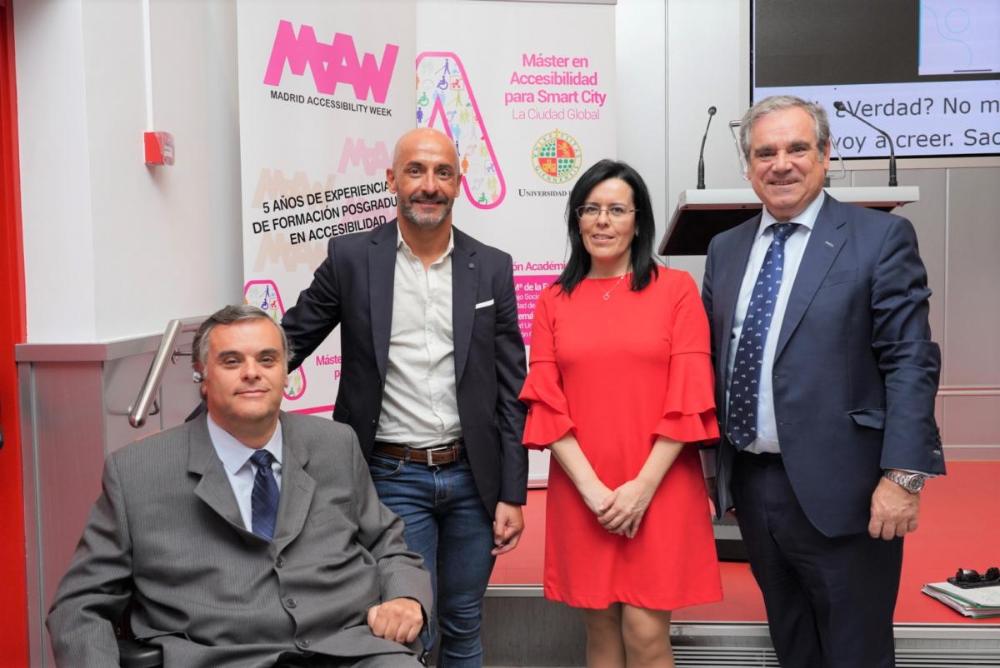 Foto de família de la presentació de l'aplicació Medicament Accessible PLUS