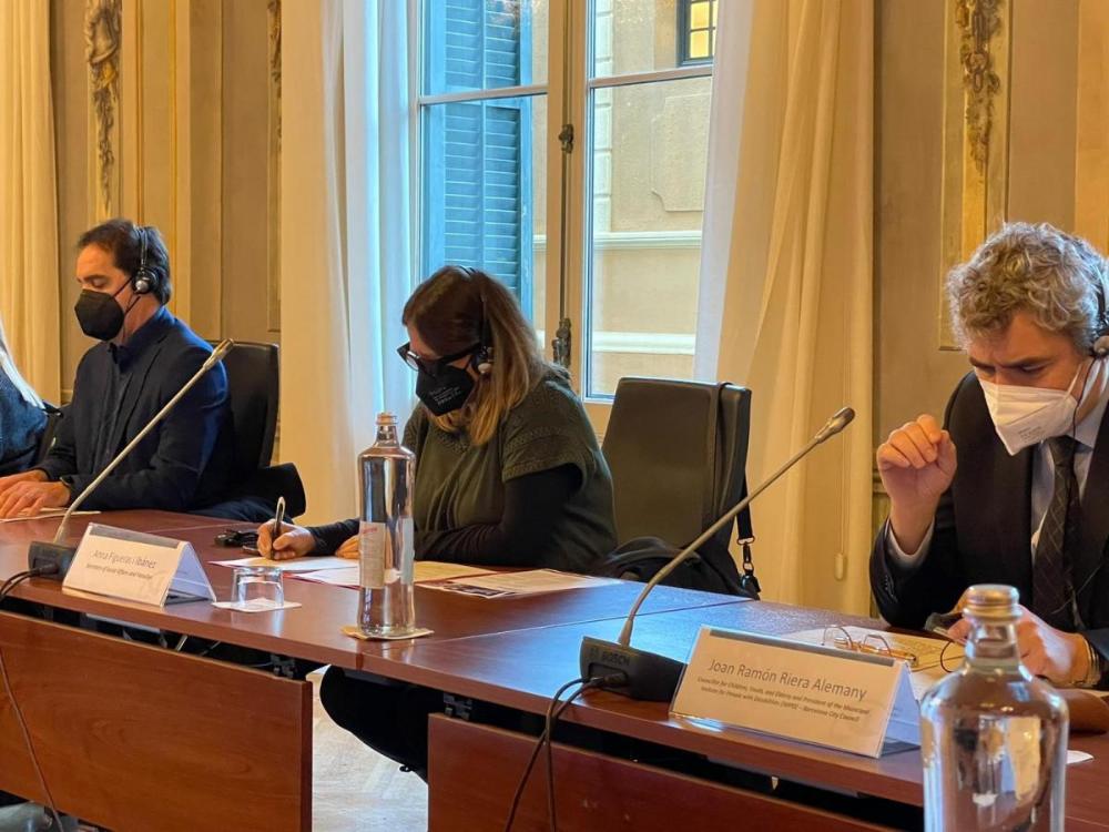 Enric Botí, delegat territorial d’ONCE Catalunya; Anna Figueras (centre), secretària d'Afers Socials i Famílies de la Generalitat de Catalunya i Joan Ramon Riera (dreta) regidor d’Infància, Joventut i Persones Grans