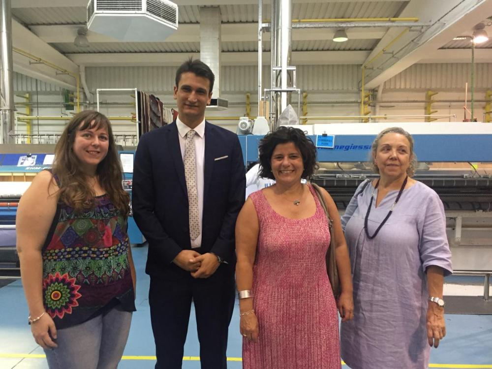 La regidora de Benestar Social i la coordinadora de Serveis Socials de Reus (Tarragona), Montserrat Vilella i Àngels Granados, van visitar el passat 18 de juliol Mesnet, la bogaderia associada que ILUNION tè a aquesta població tarragonina.  Durant la visita, van estar acompanyades per la directora de l’ONCE a Reus, Arantxa Vallespi, i el gerent de la planta, Christian Rica.