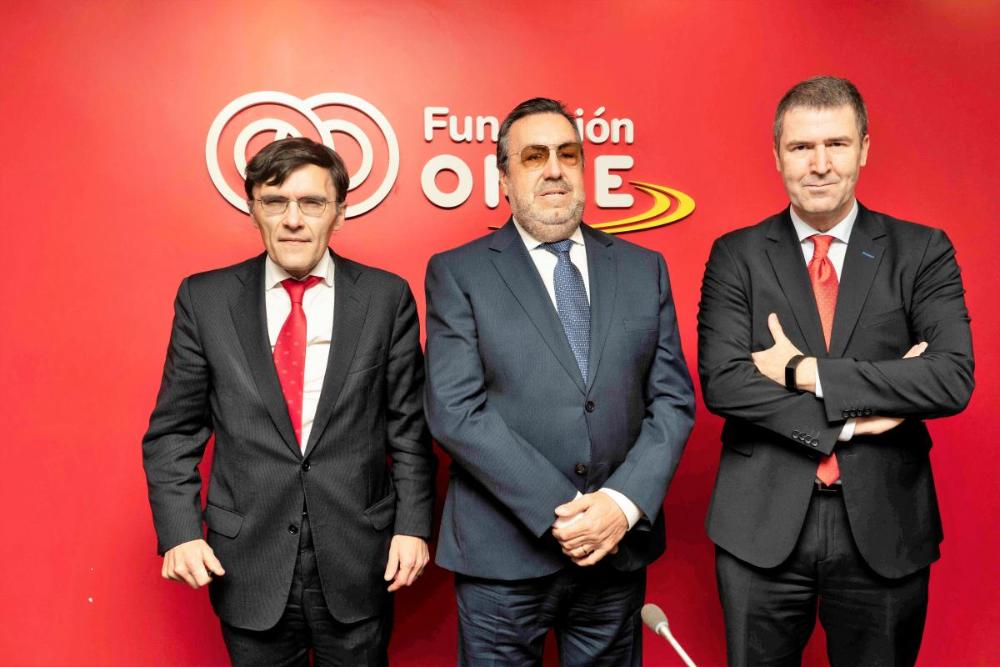 De Izquierda a Derecha: Alberto Durán, vicepresidente ejecutivo de Fundación ONCE: Miguel Carballeda, presidente de Fundación ONCE; Carlos de la Iglesia, director de Comunicación y Desarrollo Corporativo de Microsoft Ibérica.
