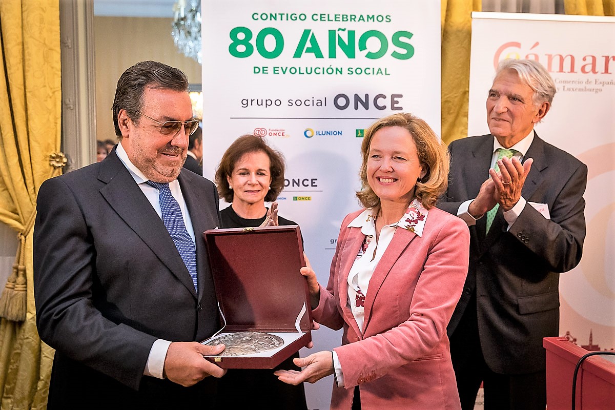 miguel_carballeda_recoge_el_premio_de_manos_de_la_ministra_de_economia_y_empresa_nadia_calvino.jpg