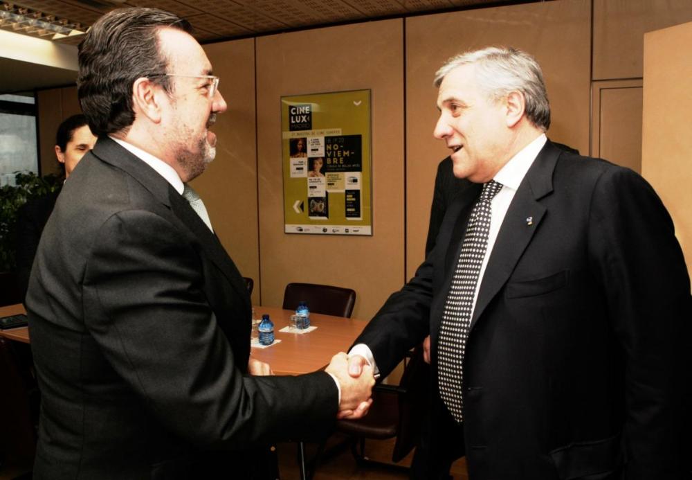 El nuevo presidente del Parlamento Europeo, Antonio Tajani, con el presidente con la ONCE y su Fundación, Miguel Carballeda.