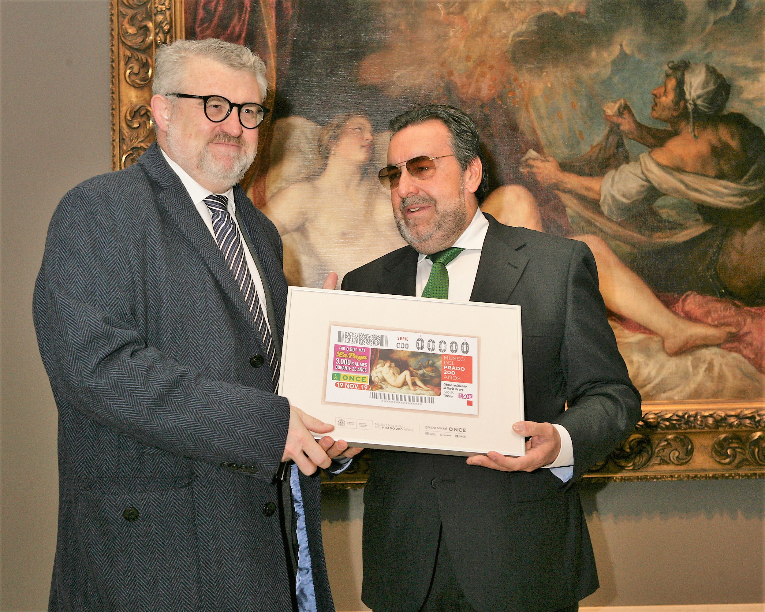 miguel_falomir_izquierda_y_miguel_arballeda_posan_con_uno_d_elos_cupones_de_la_serie_dedicada_al_bicentenario_del_museo_del_prado.jpg