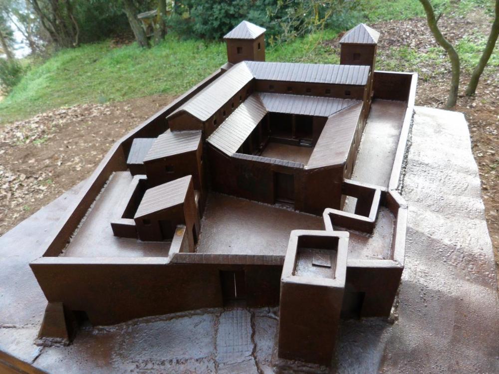 En el cas de Mons Observans, s’ha creat una maqueta que reprodueix a escala l’aspecte que tenia l’antic praesidium romà a mitjan segle II a de C amb l’objectiu que les persones amb discapacitat visual puguin reconèixer els diferents elements del conjunt a través del tacte.