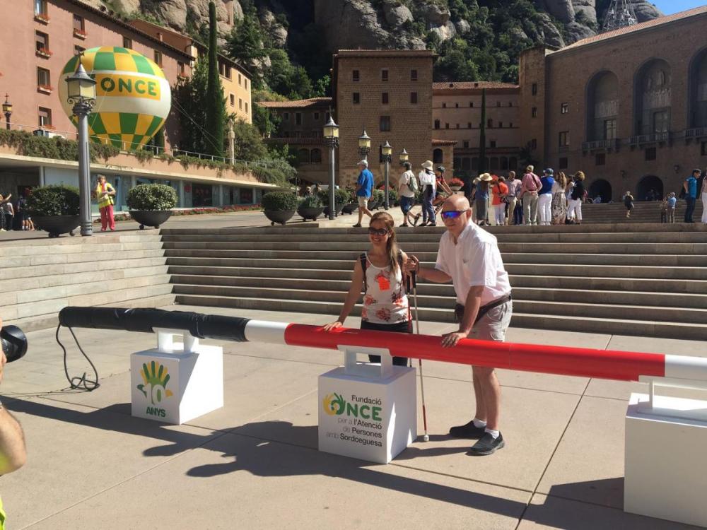 Antònia Almodóvar i Carlos Vilar (dreta) posen amb el bastó vermell i blanc degant que identifica les persones sordcegues.