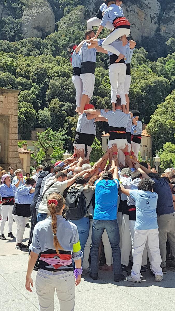 Enric Botí, Àngel Ávila i Alberto Duran fan pinya amb el castellers de Vilafranca.
