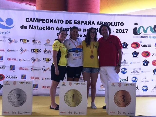 Foto, d'esquerra a dreta: Carla Casals (ONCE CAT)- Michelle Alonso (FEDFF)- Marian Polo (ONCE CAT) i Fran Maldonado (Secretari de la FEDC)