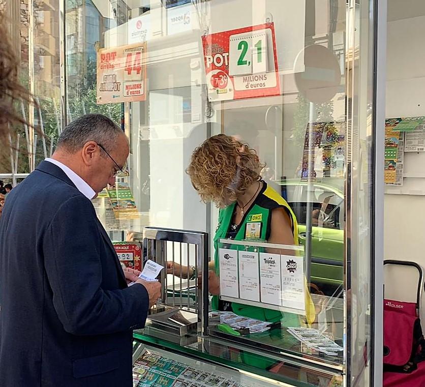 Carles Pellicer, alcalde de Reus, compra a la venedora , Maria Dolors Miró.