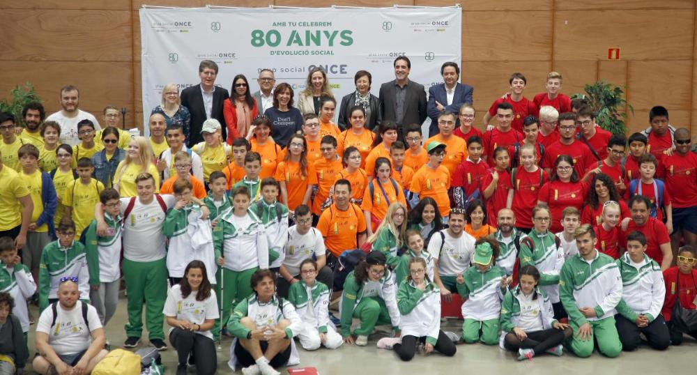 Foto de família: nens i directius ONCE.