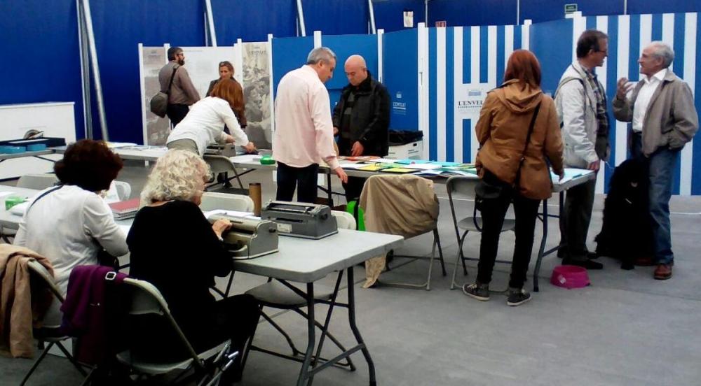 Un grup d’afiliats i treballadors, amb el Cap de Cultura, Josep Pitarch, van ensenyar a la ciutadania  com és  el codi de lectoescriptura de les persones cegues.