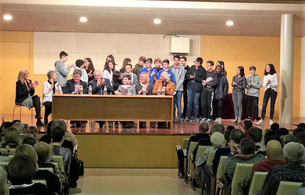 @byferrarophoto Pere va estar  acompanyat per la seva mare, l’Antònia Graboela i l’autora del llibre, la Pilar Rieda. I també Jose Maria Corominas, alcalde d’Olot,  i Sílvia Vilacoba, presidenta de l’Associació Garrotxa Cultural. Manel Eiximeno, director del Centre de Recursos Educatius ONCE Barcelona, no es va voler perdre l'ocasió de estar ben a prop del Pere i de la seva família en un dia tan important. També hi van ser molts amics i amigues. I l'escriptora Pilar Riera.