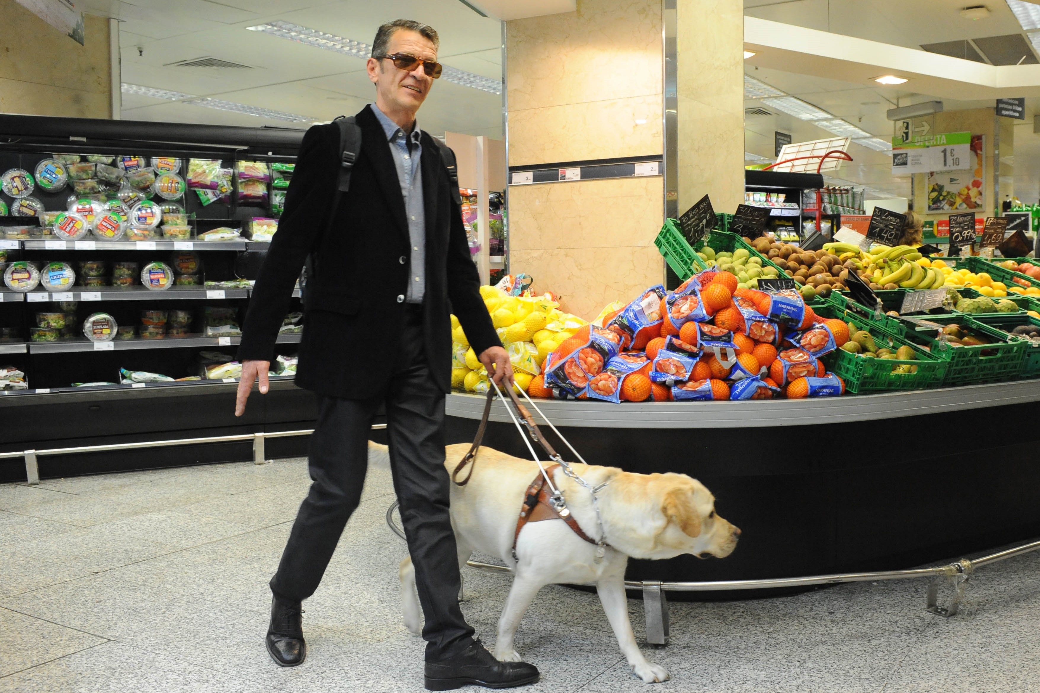 persona_ciega_con_perro_guia_en_supermercado.jpg