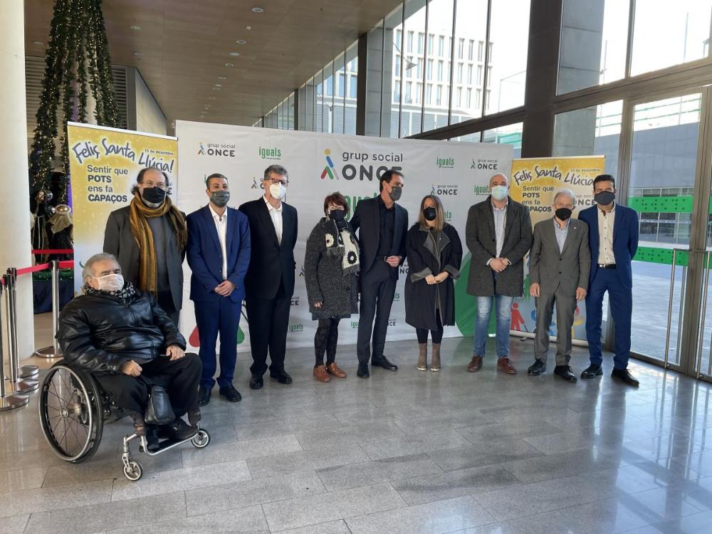 Foto de família a la celebració de Santa Llúcia a Barcelona, amb Anna Figueras, secretària d’Afers Socials i Famílies del Govern de la Generalitat de Catalunya, i va comptar amb la participació de Jordi Tudela, gerent de l’Institut Municipal de les Persones amb Discapacitat; d’Enric Botí, delegat territorial d’ONCE Catalunya, de David Bernardo, president del Consell Territorial d’ONCE Catalunya, Antonio Guillén i Francina Alsina, i Manel Eiximeno, director del CRE.