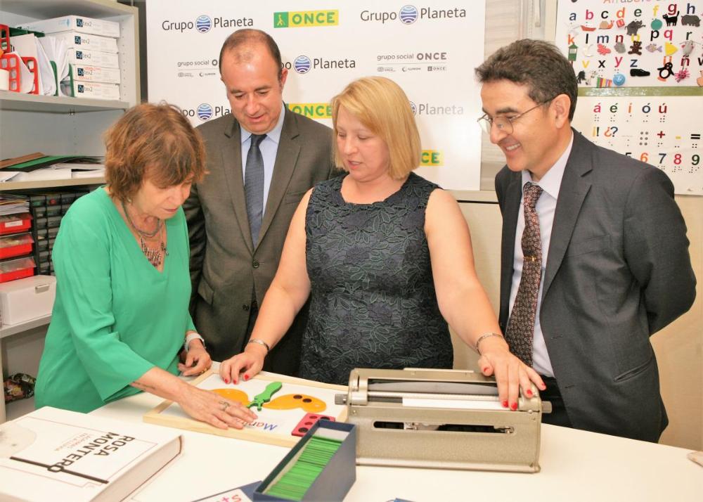 Andrés Ramos, director general adjunt de Serveis Socials de l'ONCE, i Jesús Badenes, director de la Divisió de Llibreries de Grup Planeta, van signar el conveni mitjançant el qual els llibres es posen a disposició personal i exclusiva d'aquests usuaris a través de la plataforma tecnològica pròpia de l'ONCE.