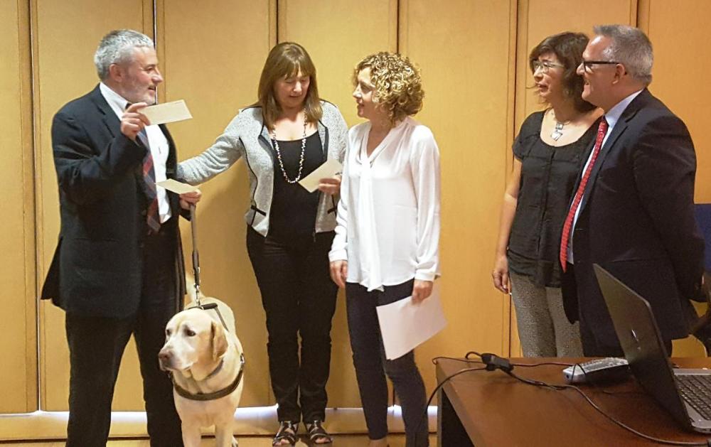 Xavier Grau, delegat territorial de l'ONCE Catalunya, fou l’encarregat de donar el premi a Pilar, Loreto  i Margarita.