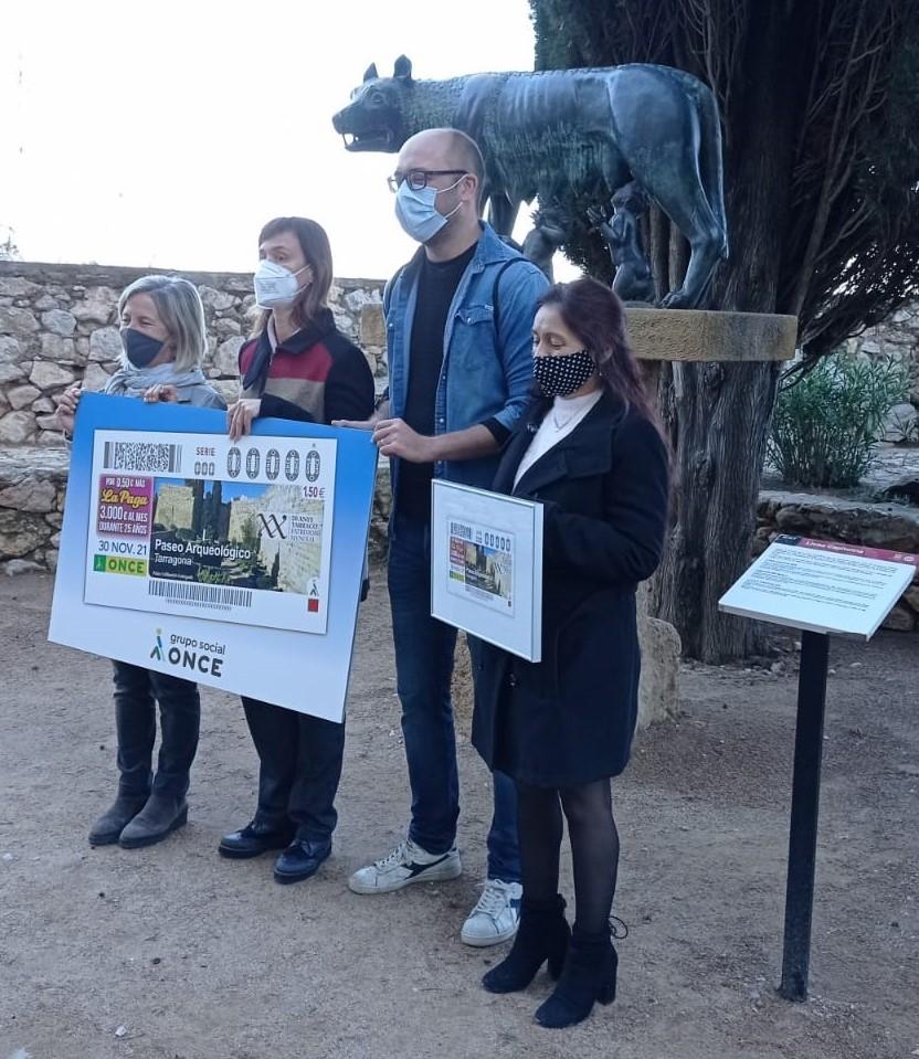 Raquel Saavedra, directora de l’ONCE a Tarragona i Rafaela Pérez, vicepresidenta primera del Consell Territorial de l’ONCE a Catalunya van lliurar a Hermán Pinedo, conseller de Patrimoni, Joventut i Cooperació de l’Ajuntament de Tarragona i a Elvira Vidal, tinenta d’alcalde i consellera de Contractació, Capacitats Diverses i Benestar Animal, una imatge emmarcada del Cupó que l’ONCE dedicà dimarts 30 de novembre al Passeig Arqueològic de Tarragona.